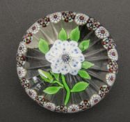 Briefbeschwerer / A glass paperweight, Baccarat, Frankreich, um 1850