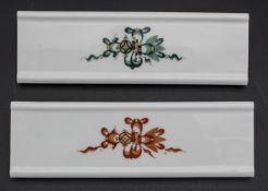 2 Porzellanfliesen / Schmuckbordüren mit Indischer Malerei in Korallrot und Grün / 2 tiles ...