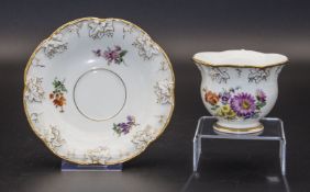 Tasse und Untertasse mit Reliefdekor und Blumenmalerei / A cup and saucer with relief pattern ...