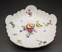 Gebäckschale mit Blumenmalerei / A decorative bowl with flowers, Meissen, Punktzeit, 1763-1774