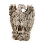 Gartenskulptur sitzender Adler