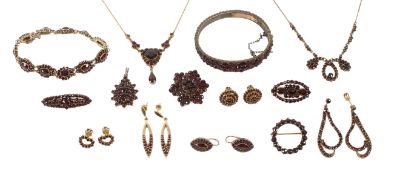 Umfangreiches Konvolut Granatschmuck