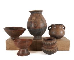 FIVE PRE-COLUMBIAN EARTHENWARE VESSELS INCLUDING TWO WITH GEOMETRIC DECORATION, POSSIBLY CAPULI (5)