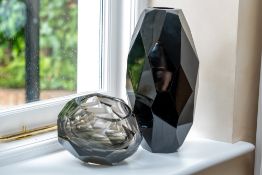 ORFEO QUAGLIATA; A LARGE BLACK GLASS VASE (2)
