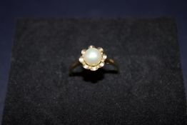 9ct Gold ring set with pearl Size O Weight 2.2g