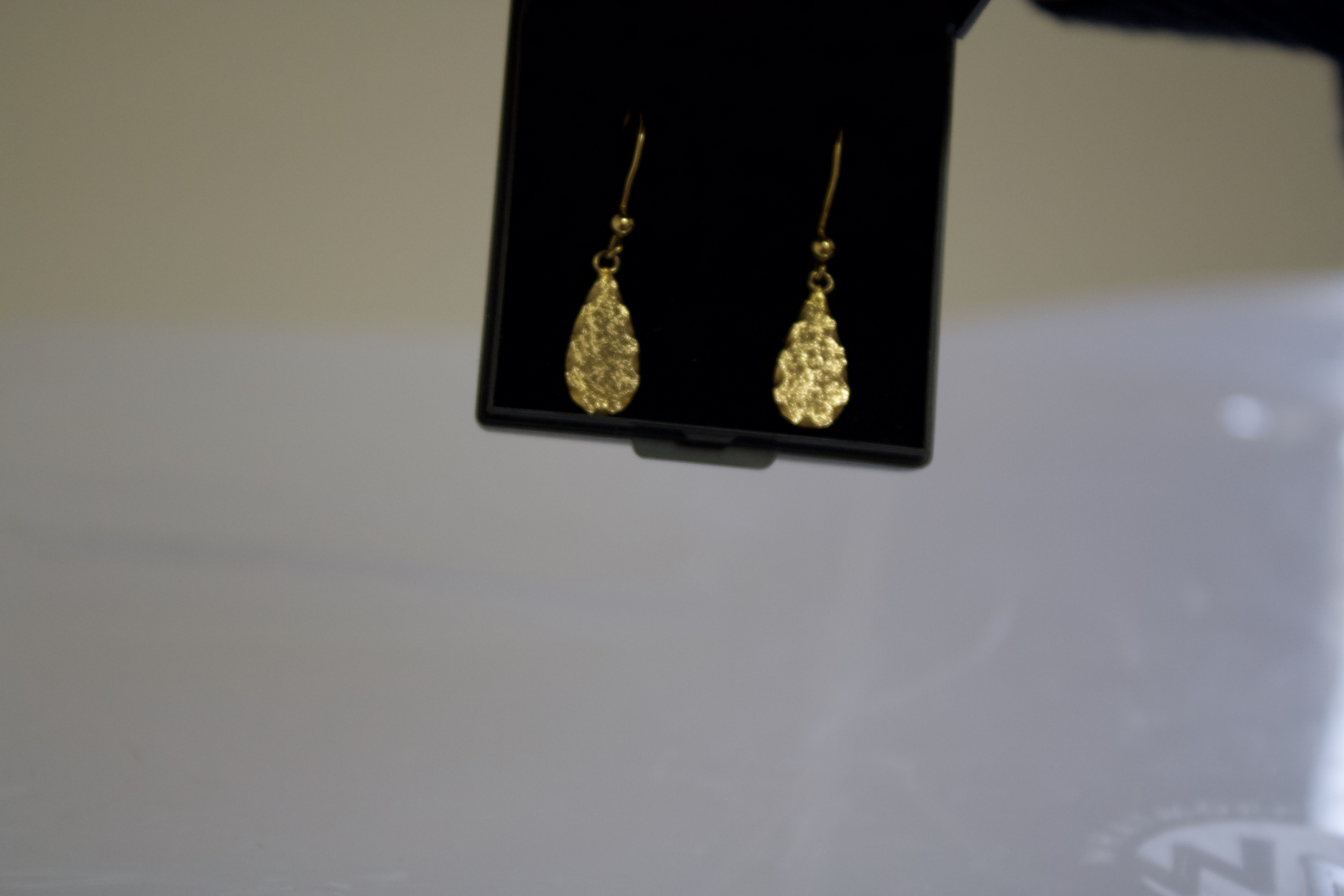 Pair of boxed 9ct gold earrings 1.6g