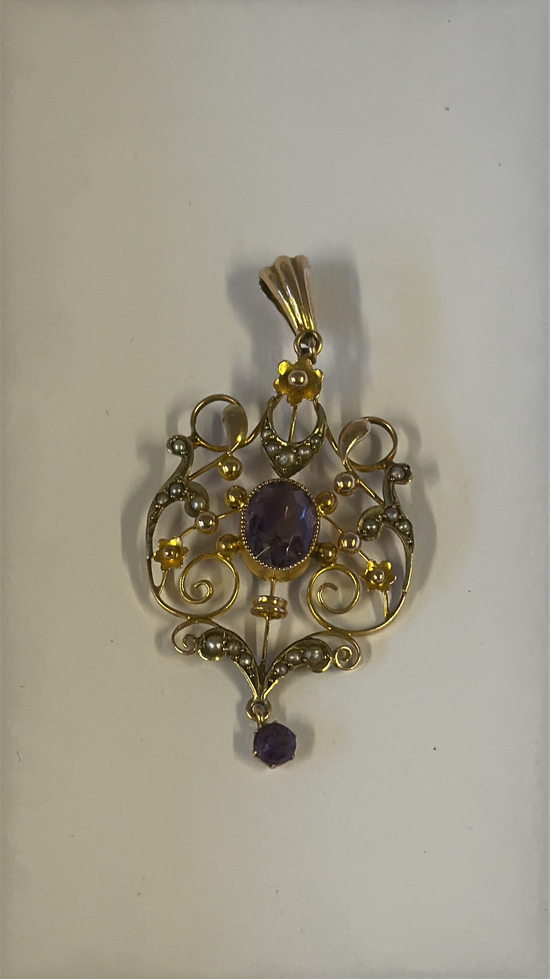 9ct Gold pendant set with central amethyst & pearl - Image 2 of 2