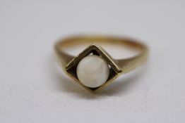 14ct Gold ring set with pearl Weight 4.7g Size P.5