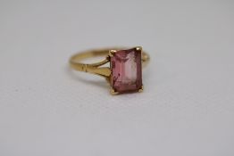 18ct Gold ring set with pink stone Weight 3.5g Siz