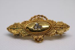 15ct gold pin brooch set with 3 diamonds Weight 5g