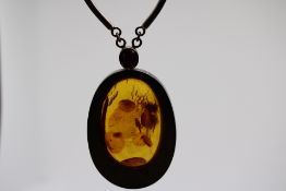 Large white metal necklace & pendant set with a la