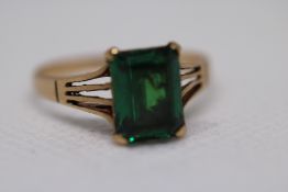 9ct Gold ring set with green gem stone (possibly Russian diopside) Size O Weight 2.3g