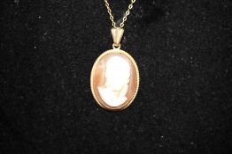 9ct Gold cameo chain & pendant Total weight 3.4g