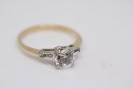 Yellow metal ring set with solitaire cz, set in wh