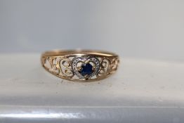 9ct Gold & sapphire ring Weight 1.55g