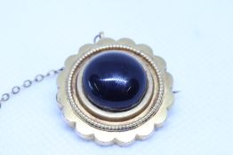 Yellow metal mourning broch set with black stone W