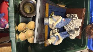 Mixed decorative group with figural sculpture, lamp and 'Game of Thrones' boxed item