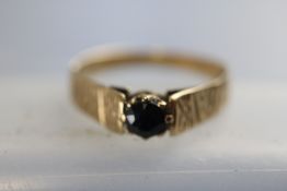 9ct gold & sapphire ring Weight 2.9g