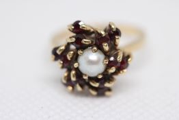 9ct Gold ring set with central pearl surrounded by