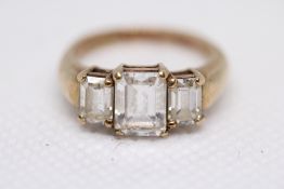 9ct Gold ring set with cz Weight 4.3g Size N