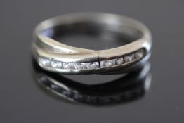 9ct gold ring set with clear stones 2.3g