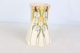 Moorcroft 7'' sented snowdrop vase