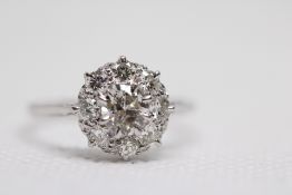 18ct Gold & platinum diamond cluster ring with cen