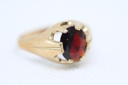 9ct Gold ring set with garnet Weight 3.8g Size W