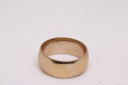 9ct Gold gents wedding band Weight 9.2g Size R