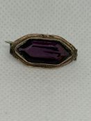 Yellow metal pin brooch set with purple stone Weig