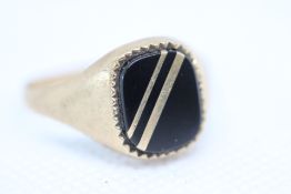 9ct Gold gents ring set with jet Weight 3.1g Size