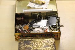 Unsorted box of collectables to include 1914 Chris