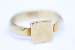 9ct Gold ring Weight 3.9g Size M