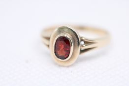 9ct Gold ring set with oval cut garnet Weight 2.4g
