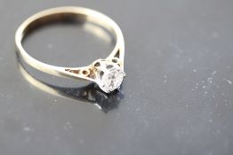 9ct Gold solitaire cz ring 1.9g