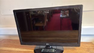 LG 32LS3500 32in Flat-Screen Television with Remote