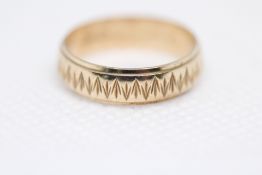 9ct Gold band Weight 2.4g Size J