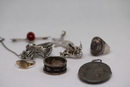 9ct Gold & silver rings, 2 silver rings, 2 silver