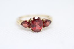 9ct Gold ring set with garnets Weight 2.1g Size L