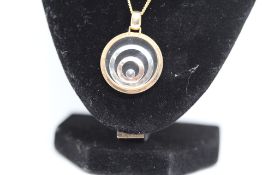 9ct Gold chain & pendant Weight 6g