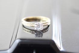 9ct Gold ring set with cz 2.43g