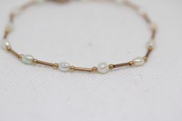 9ct Gold bracelet set with pearls Weight 2.5g