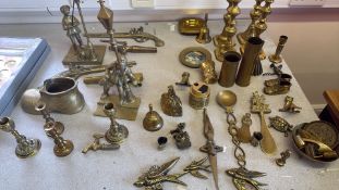Assorted brass desk and decorative accessories