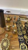 Mixed metalware and horse brasses, including kettles, vases and trivets