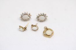 2x Pairs of 9ct Gold earrings & 9ct gold pendant -