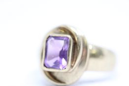 9ct Gold ring set with amethyst Weight 4.1g
