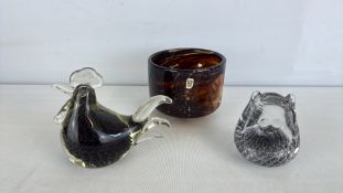 A group of art glass, including a Mdina Glass bowl