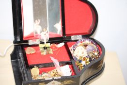 Unsorted costume in jewellery in musical jewellery