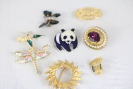 Collection of costume jewellery brooches