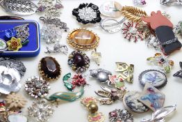 50 brooches vintage & modernist